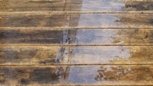 Eisenverfaerbungen-auf-Holzdielen